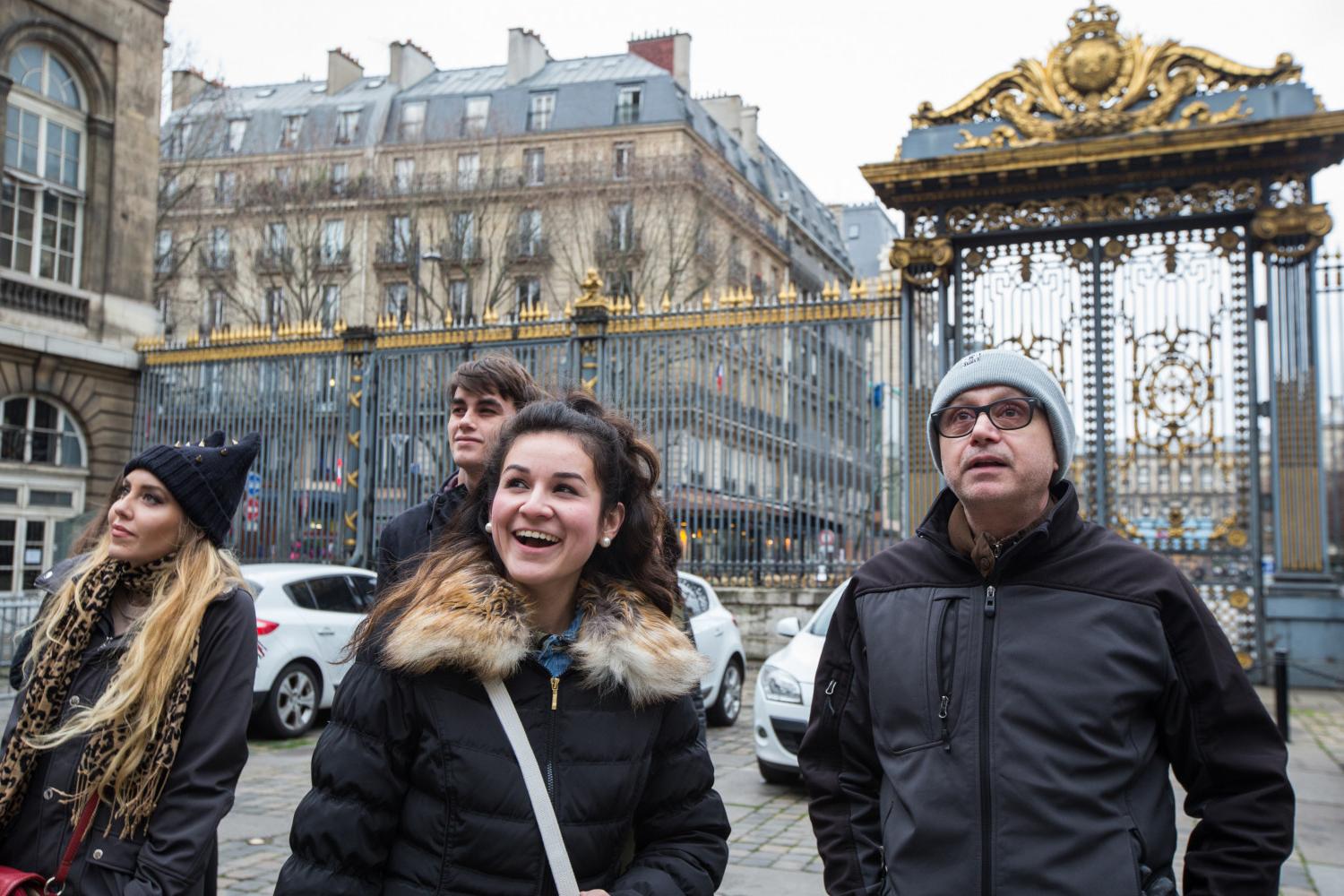 <a href='http://72am.dhwee.com'>BETVLCTOR伟德登录</a> French Professor Pascal Rollet leads students on a study tour in Paris.